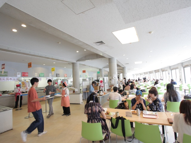 京都精華大学の学食