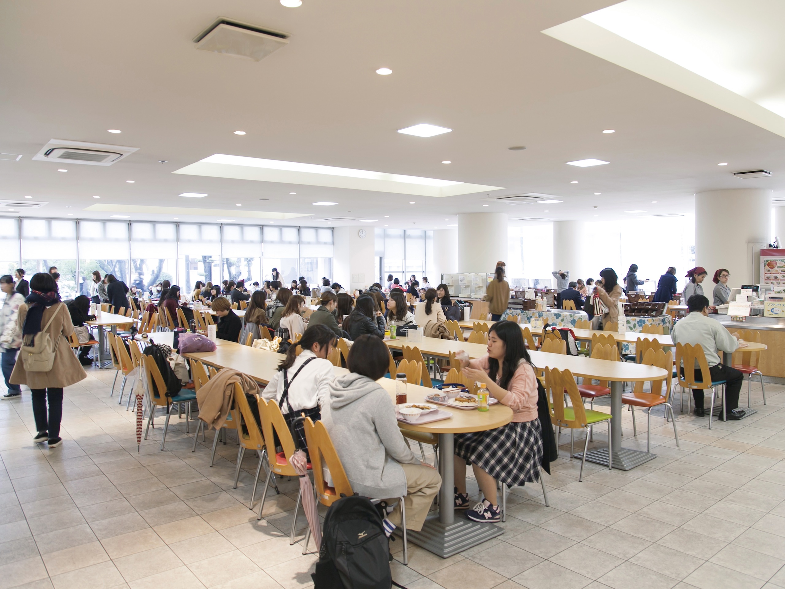西南女学院大学の学食