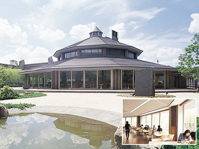 厚生南館：軽食や飲み物が楽しめるカフェテリア型の円形2階建ての食堂。