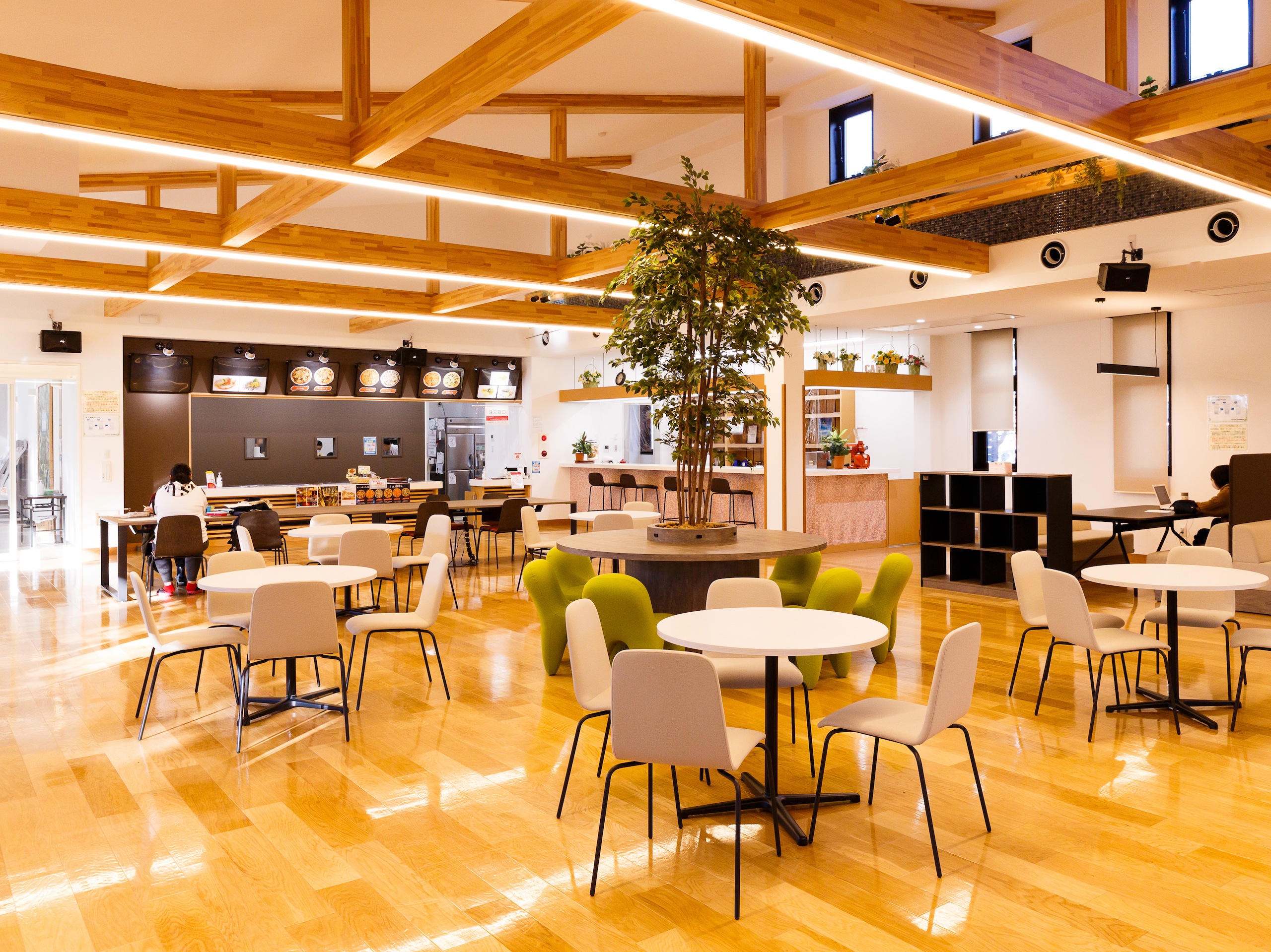 【宮崎キャンパス(ひなた館)】カフェテリア。ラーニングコモンズとして学生が自習やグループ学習できるようにWi-Fi環境が完備された憩いと学びのスペース。