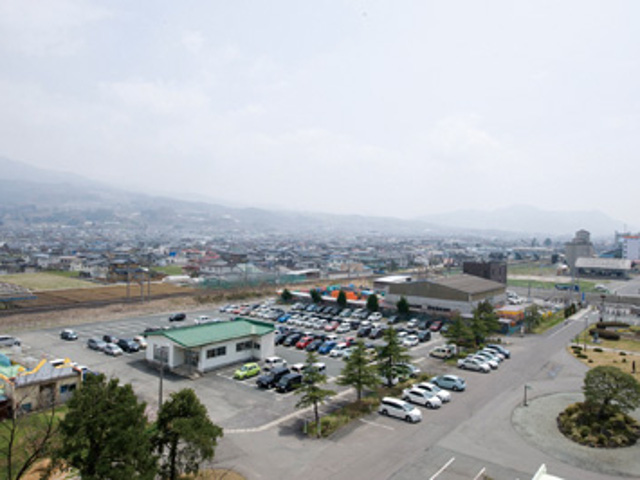 学生用駐車場／本学敷地内に約200台収容可能な学生用駐車場を設けています。登録すると無料で自由に駐車できます。また、自転車やバイク通学者用の駐輪場もあります。