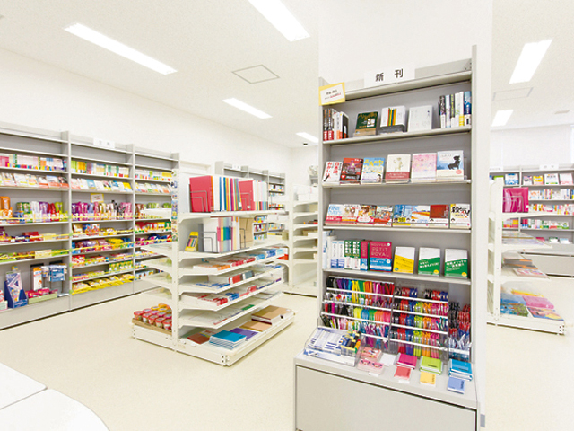 北館にあるブックセンターでは、教科書や書籍、雑誌の他、文具、雑貨、菓子類などを販売。店内にない書籍は注文することもできます。