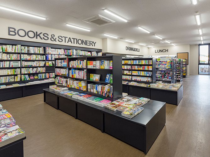 キャンパスショップ/2号館2階、5号館1階及び10号館1階にあり、惣菜やパン、お菓子、飲み物だけでなく、勉強に必要な専門書や文具類も販売しています。