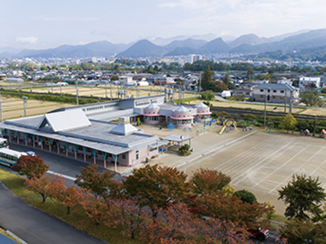 付属幼稚園／いつも子どもたちの笑い声が聞こえてくる幼稚園。大学に隣接する付属幼稚園は実習場所の一つでもあります。