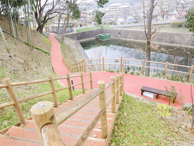 キャンパスへとつづく遊歩道。