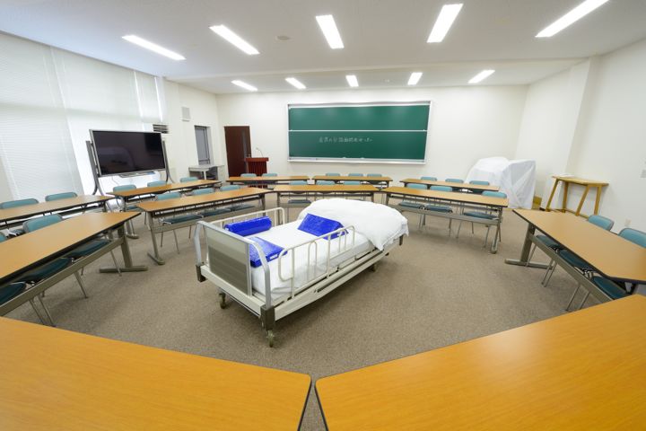 看護の智協働開発センター：現役の看護師、卒業生、市民などが集い看護を「繋ぐ・繋げる・繋がる」で研究や研修など智の開発が行われます。