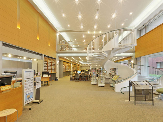 図書6万4千冊、楽譜7万9千冊、ＣＤ等の視聴覚資料7万5千枚等を所蔵する「図書館」は、学術的価値よりも学生にとっての利用価値を優先。利用者のニーズに応えています。