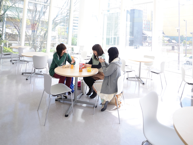 【小倉キャンパス】プレゼンテーションラウンジ。休憩場所としてだけでなく、研究発表などのプレゼンテーションの場としても利用されます。