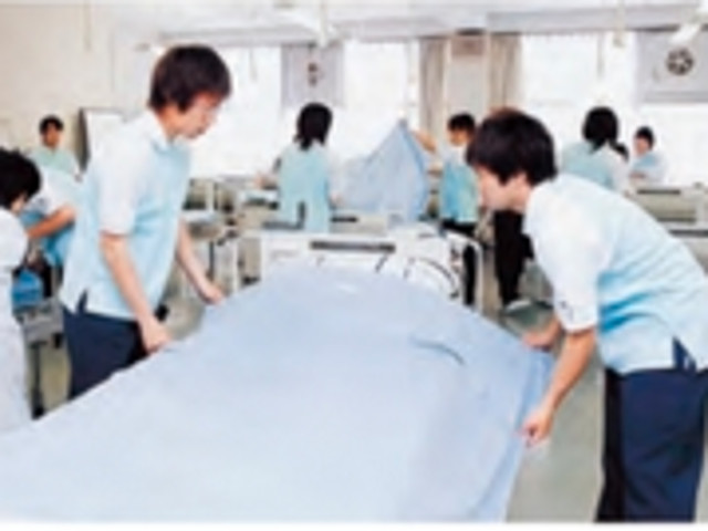 介護実習室/介護を必要とする人たちへの、介護やリハビリテーションを学ぶ実習室。基本的なベッドメイキングや形態別の介護技術を習得します。