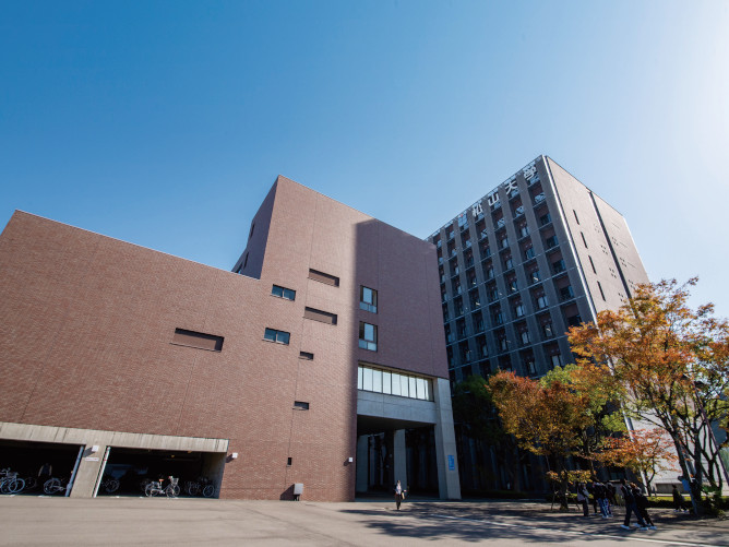 <文京・樋又キャンパス>学生・教員(全学部、短期大学、大学院)が行き交う本学のメインキャンパス。薬学棟やキャリアセンターなど充実した施設が揃っています。
