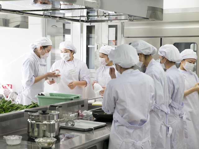 給食管理実習室では現場に近い環境で実践的に学べます。