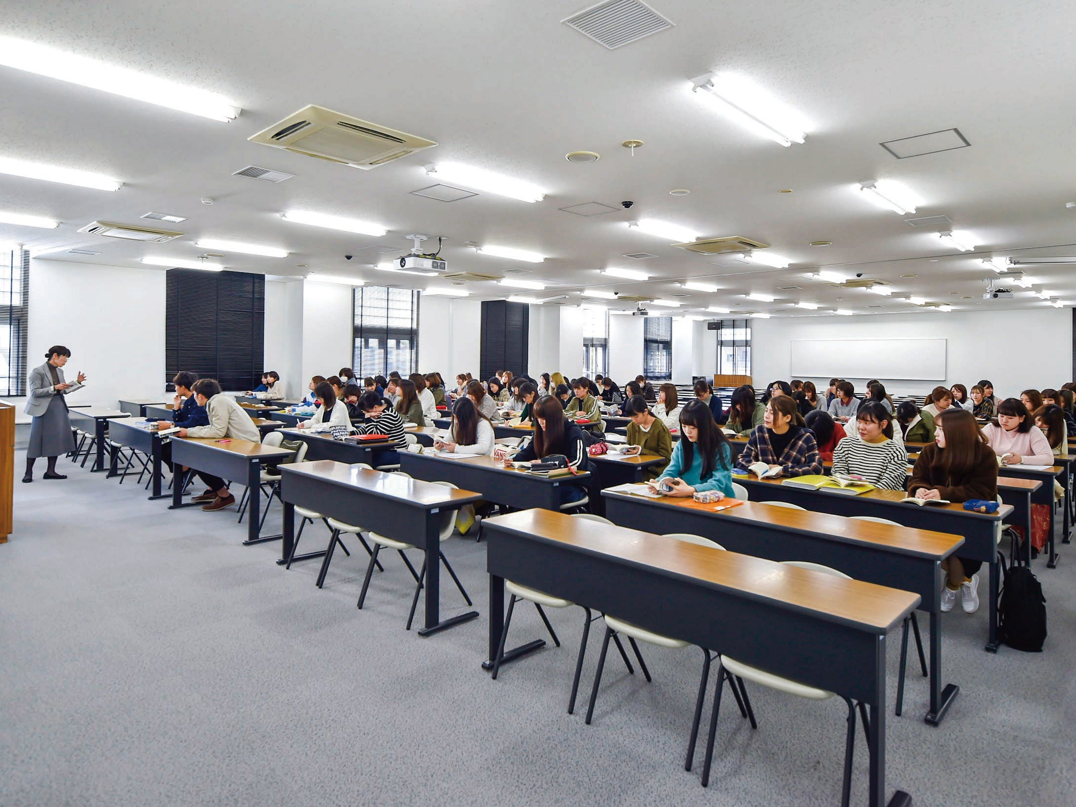 【1号館】大講義室。300人を収容できるスペースには、高品質ステレオ音響システム、DVD&ビデオシアターシステムなど、ハイスペックな設備が勢揃い。