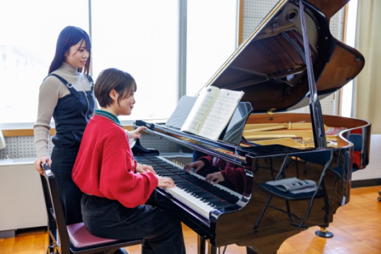 【ピアノルーム】いつでも練習できるのが嬉しい！音楽棟は冷暖房完備で防音設計の個室が60室あります。最上階には音響バツグンの音楽鑑賞用「オーディオシステム」も。