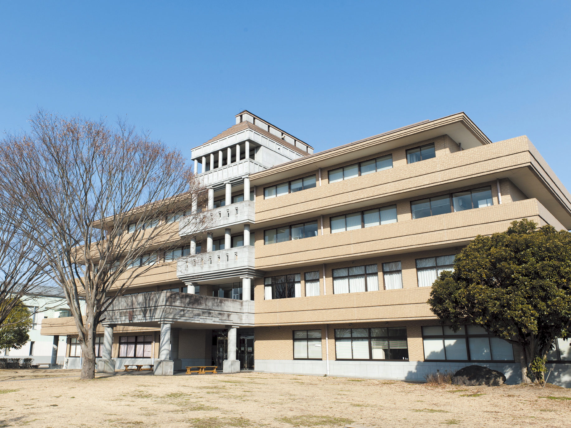 【都城キャンパス(ひばり館)】ユニークな形の建物。都城キャンパスで活動するクラブ・サークルの部室が入っています。
