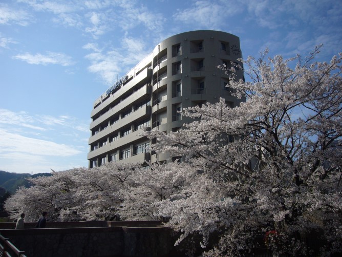 【大学2号館】少人数から多人数まで対応できる講義室・演習室のほか、自然光たっぷりのエントランス・学生ホールでゆったりとくつろげます。