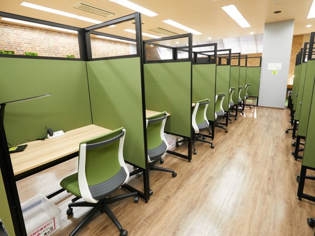 Study Roomには完全個室、個人ブースの他、16人までのグループで利用できる大きなデスクも配置されています。