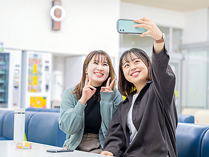 校舎内の学生サロンは、友だちと自由に過ごせる人気スポット！ランチやおしゃべり、勉強もできます。