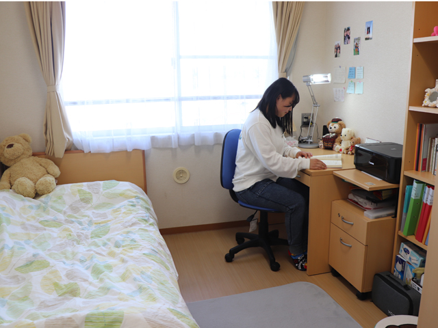 学生寮：全室個室でベッドや家具つき。キャンパス内にあるので通学時間がかかりません。