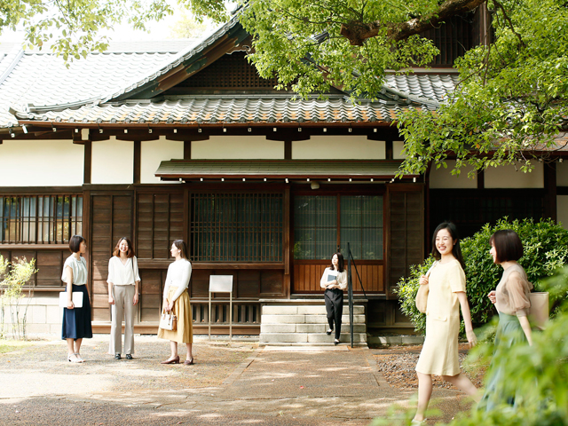 【パレス】旧久邇宮（くにのみや）邸御常御殿（通称パレス）は、茶道や華道など、学生たちの文化活動の場として利用されています。