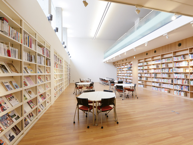 図書館棟・ラーニングコモンズ：資料の閲覧、自習のほか、グループワークやアクティブ・ラーニングなど、多様な学習の場として利用できます。
