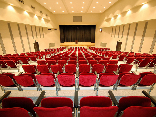 講堂。入学式や卒業式、学園祭などのイベント時に使用します。