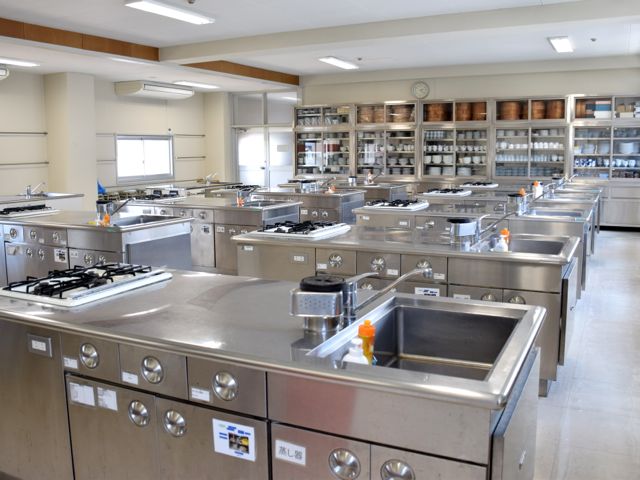 調理実習室。生活福祉情報科では「食生活実習」、保育科では「子どもの食と栄養」の授業が行われています。