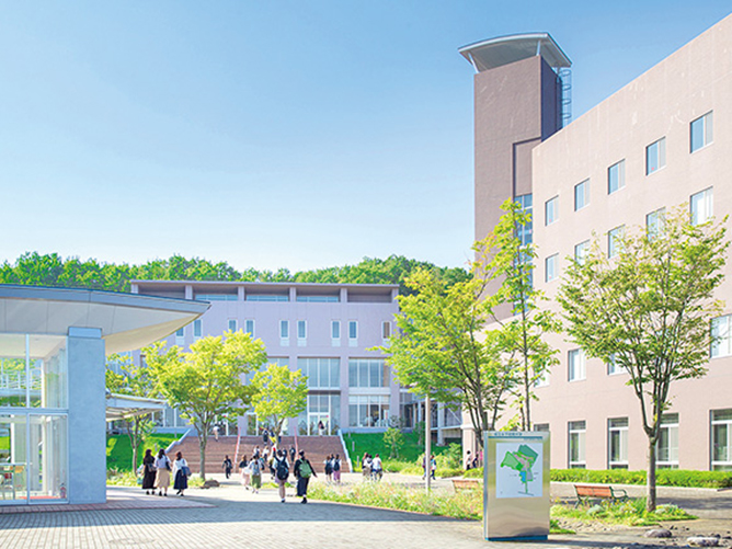 上からみると翼を広げた鳥のような形の教室棟。各教室や学生ホール、図書館などがあり、本館とクレセントホールへは渡り廊下でつながっています。