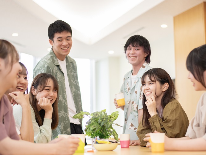 学生ホール：短大校舎への階段をあがってすぐの憩いのスペースです。