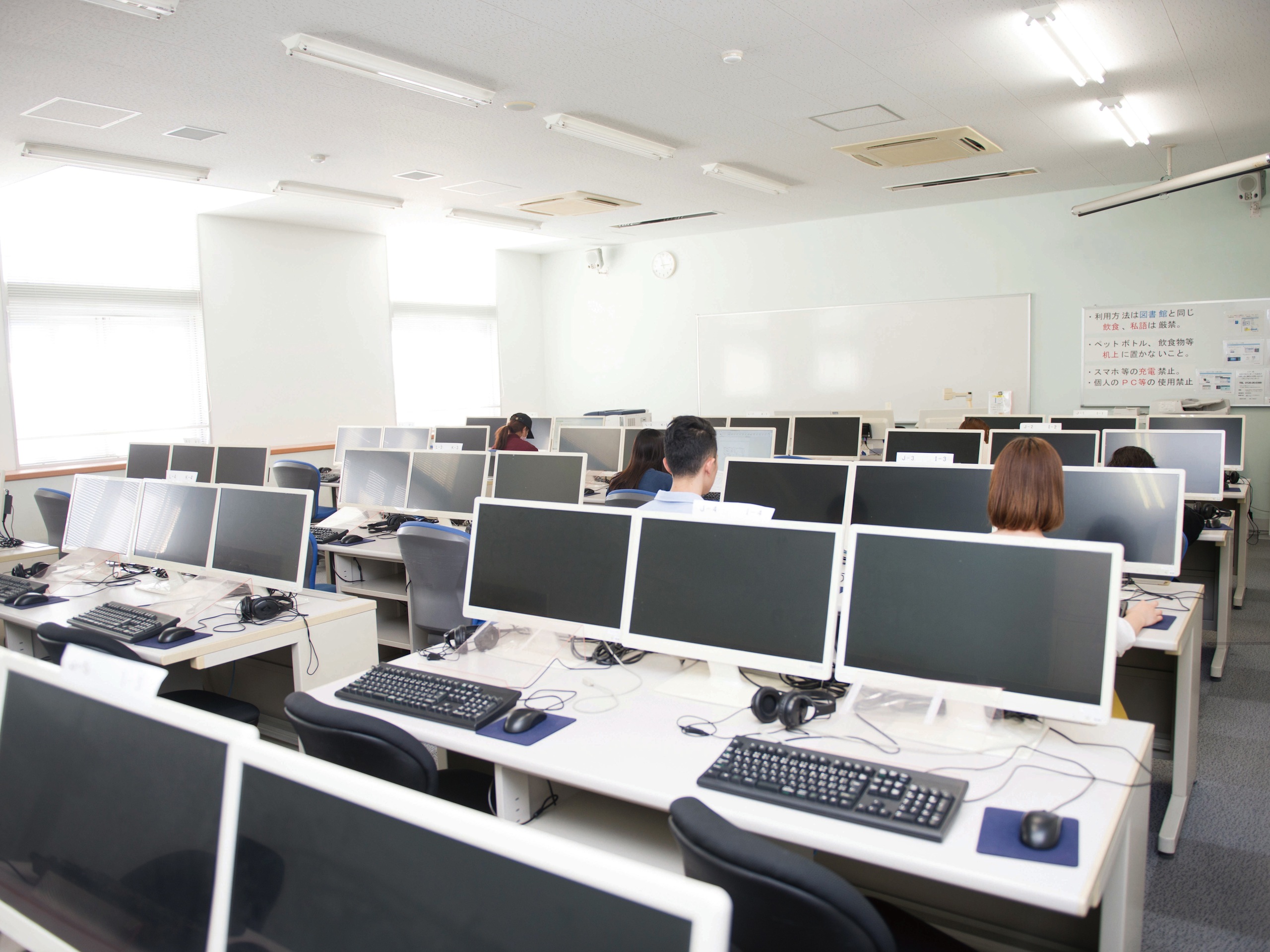 【1号館】CALLラボ室。『CALL』とはコンピュータ支援語学学習のことです。