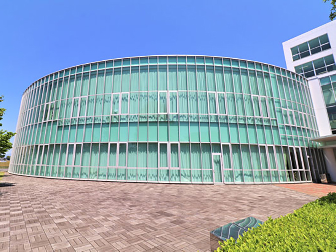 2号館/学生の学びとコミュニケーションを深めるための施設です。図書館、学生ホール、喫茶コーナー、学習支援センター等があります。
