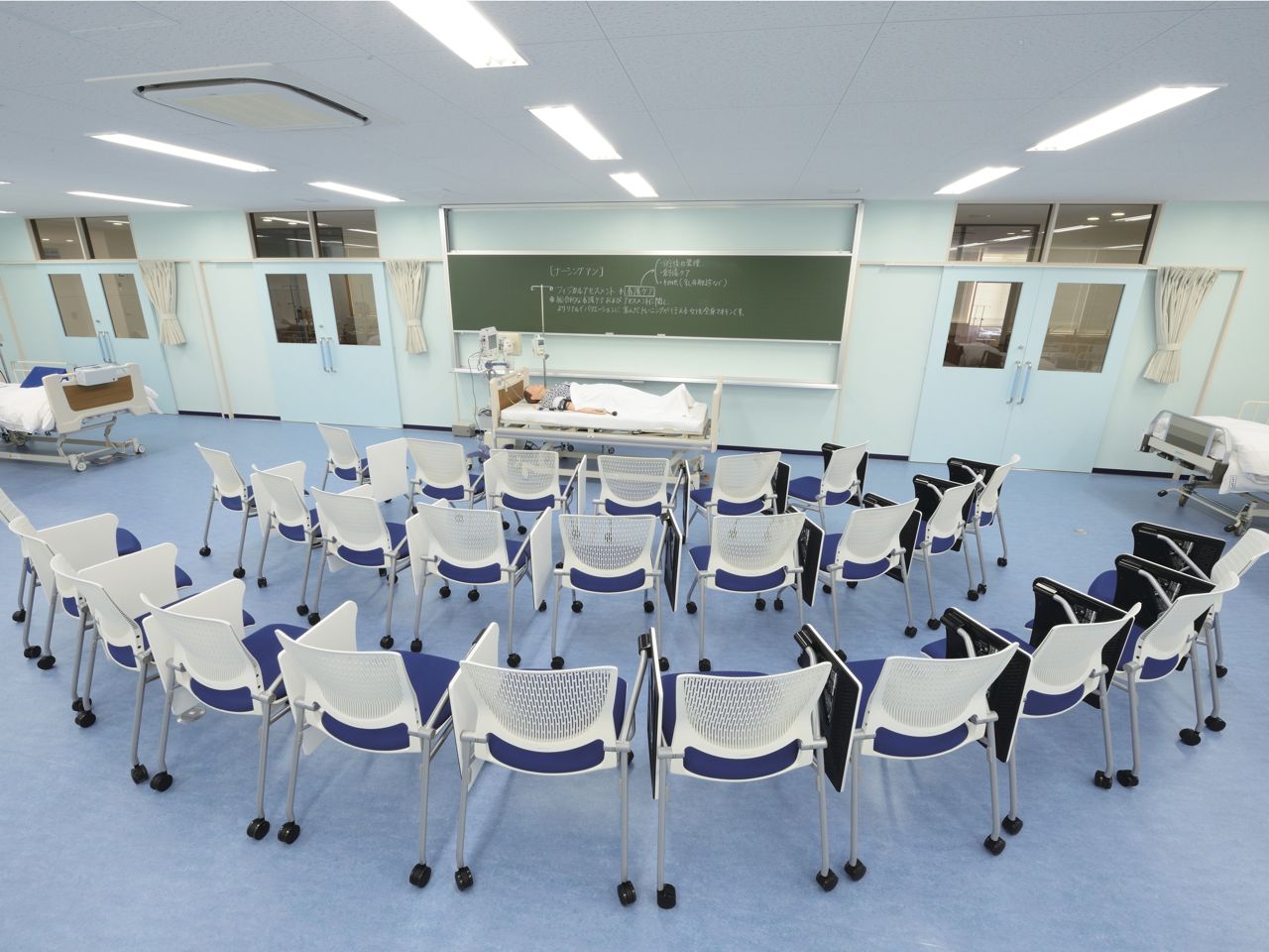 成人・老年看護学実習室：疾病の段階（急性期、回復期、慢性期、終末期）に合わせた看護技術を学びます。