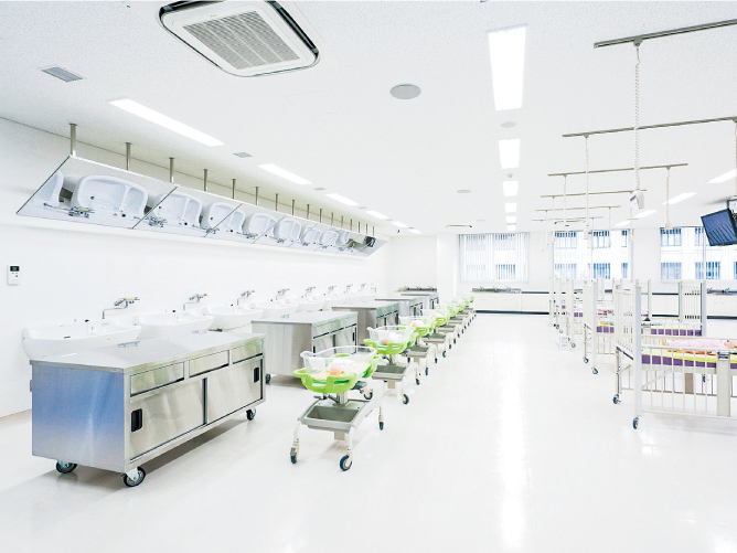 【7号館（枚方キャンパス）】母性・小児看護学実習室：NICU(新生児集中治療室)などで使われる最新機器が充実。分娩台と検診台を設置した「助産学実習室」も設けています。