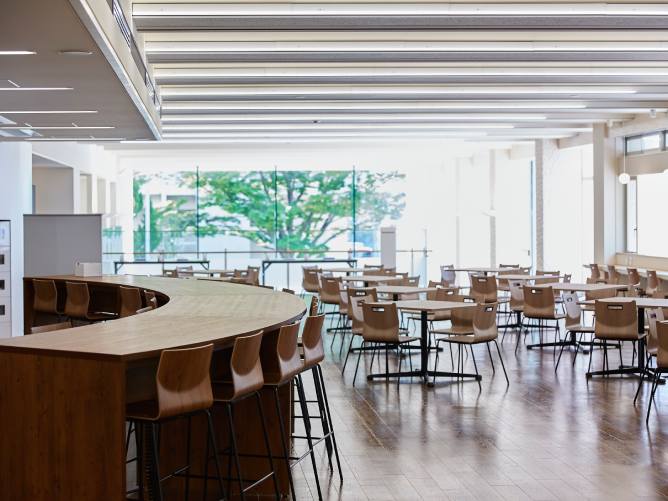 2階には、ソファ席や可動式の席など約300名が利用可能な学生フリースペースになっています。パウダールームやコンビニも同じフロアにあり、学生の交流拠点になっています。