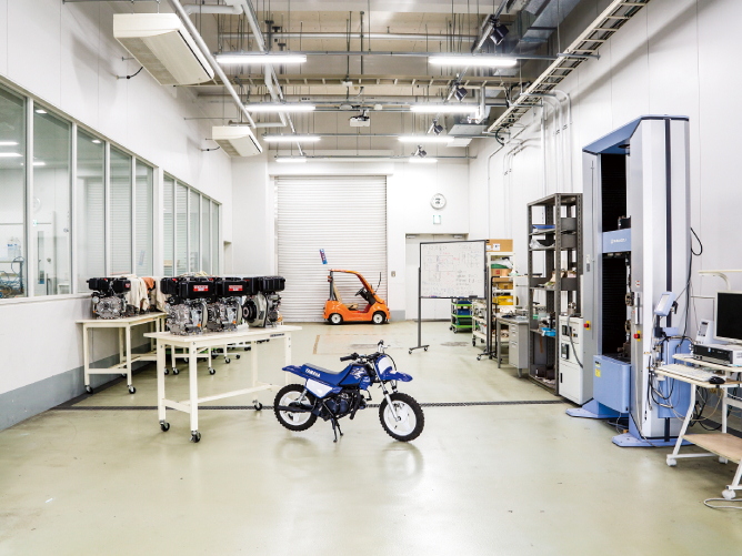 【1号館（寝屋川キャンパス）】機械工学科実験室：エンジンの分解・組み立てや汎用引張試験機を用いた実験など、機械工学の基礎を学ぶ実験室です。
