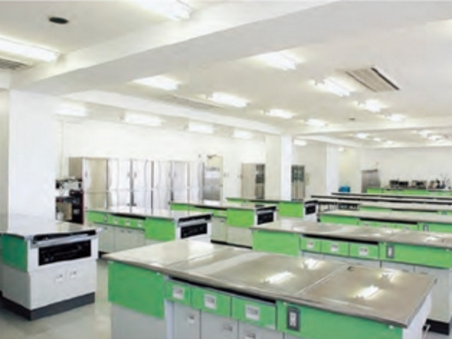 調理加工実習室／包丁の使い方など基本的な調理技術や献立づくり・調理法実習、調理による化学的・物理的変化を知るための実験を行います。