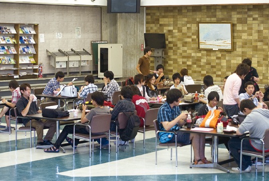 【新聞閲覧室】本館1階のゆったりとしたロビースペース。休み時間の学生が談笑したり新聞や雑誌を読んだりして過ごします。