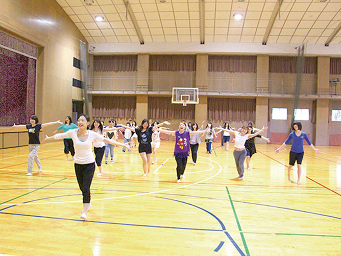 日常的には授業やクラブ・サークル活動に、またスポーツデイや大学祭、講演会などの各種イベントにと利用価値も規模も大きい体育館。シャワー室も完備。