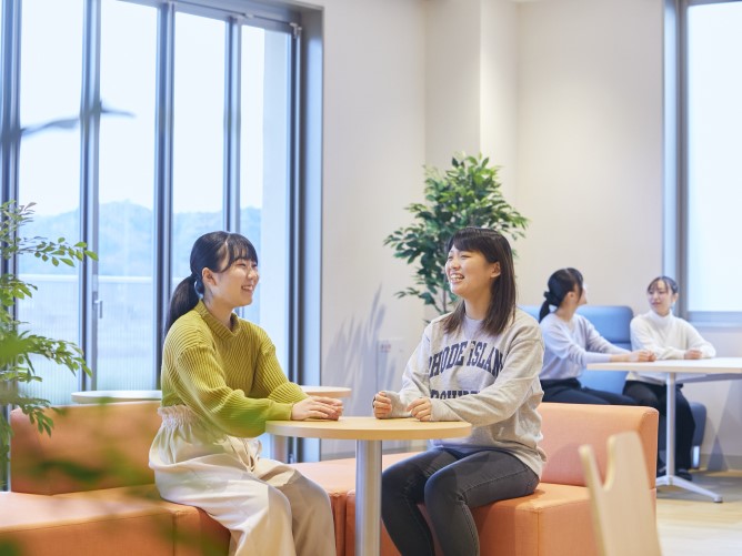 【いぶきホール】休み時間やイベントスペースとして利用可能な学生ホールです。