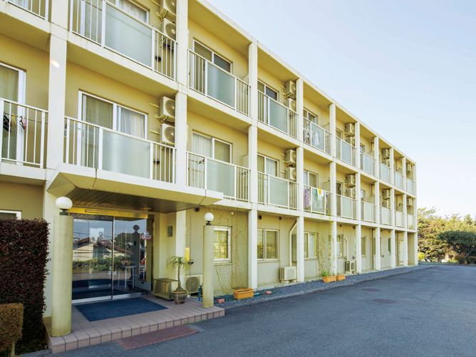 鶴見大学記念館：地上3階、地下3階建て。近未来的な外観の施設には大学食堂やセミナー室などがあります。