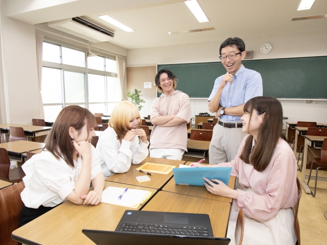 教室:大・中・小の様々なサイズの教室があります。