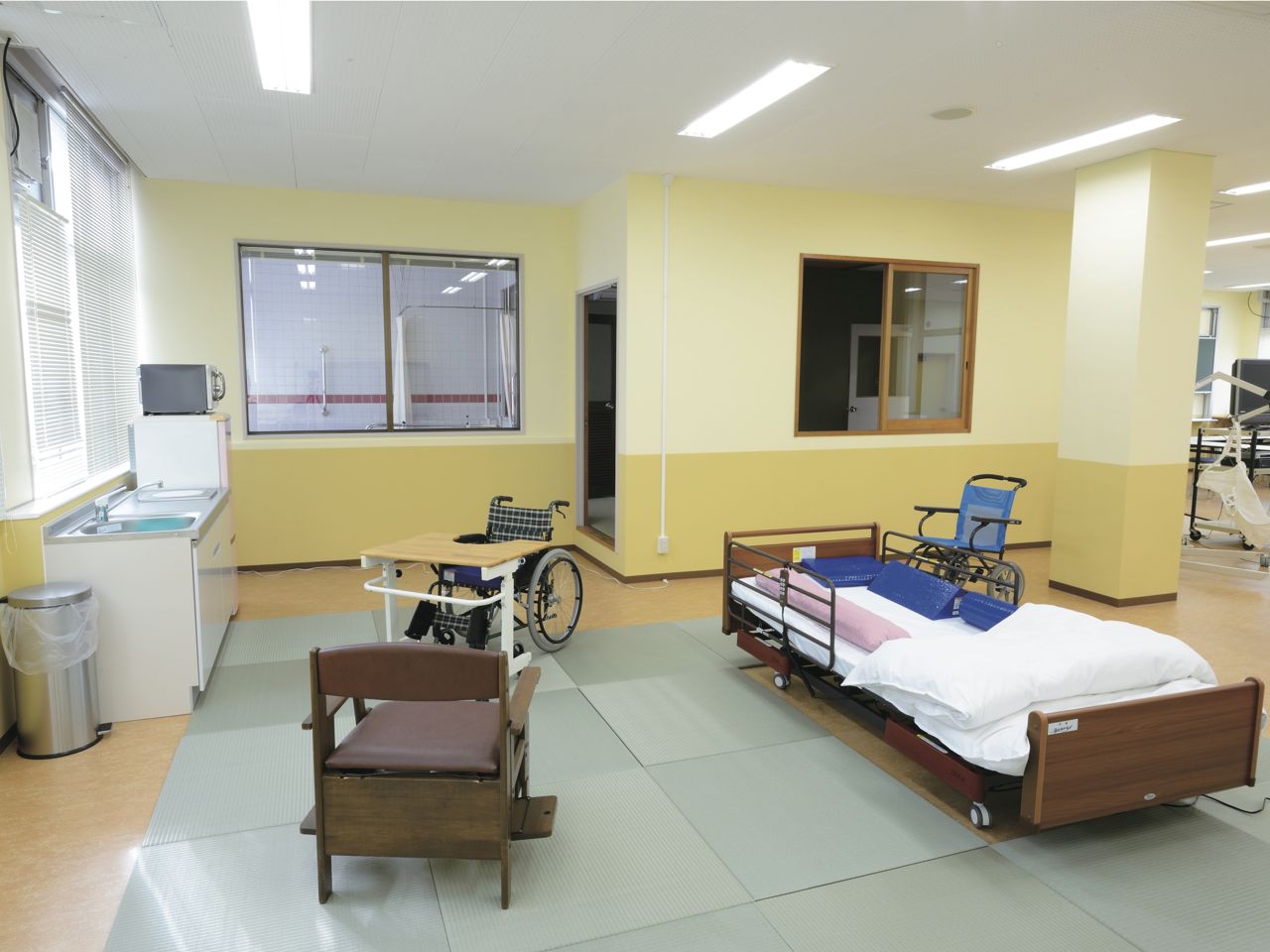 地域在宅・精神看護実習室：在宅の環境を再現した実習室。在宅看護及び精神看護で必要な看護技術を学びます。