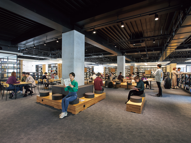 芸術文化学群の学びにつながる本などが揃う東京ひなたやまキャンパス芸術図書館（東京ひなたやまキャンパス）