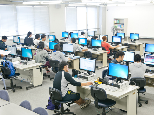オープンルーム（深耕館３F） 学生用PC機器を設置。レポート作成やインターネット検索などで夜間も自由に利用することができます。