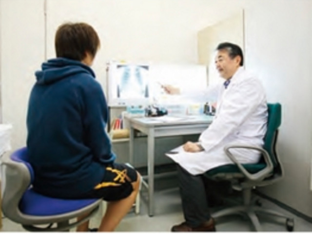 健康管理センター／保健所にも「診療所」として届け出がされている施設。応急処置や無料での医薬品処方の他、医師免許を持つ教員が定期的に診療しています。