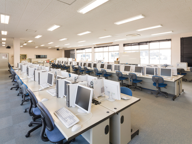 情報処理の現場で活躍するための知識と技術を身に付けるための情報処理演習室。パソコンを使って授業を行います。