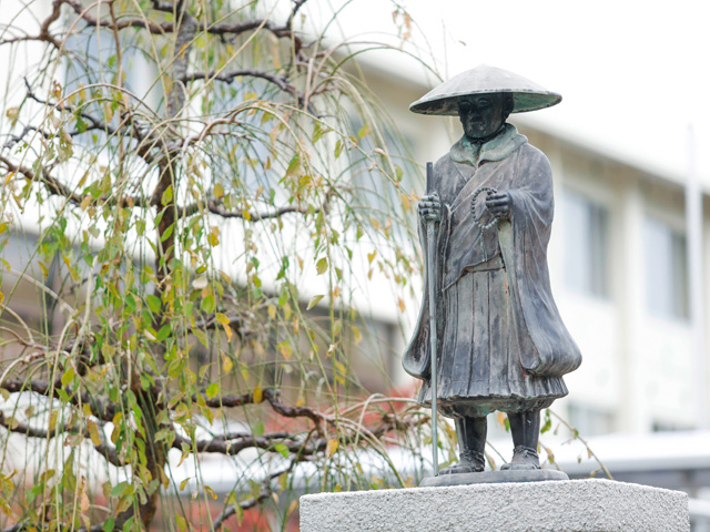 真宗の宗祖である親鸞聖人が、訪れる人や学生たちを優しく見守っています。
