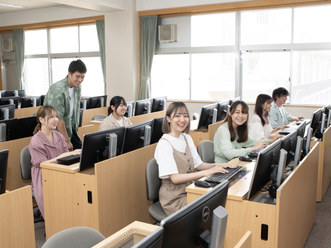 PC室:パソコン関連の授業で使用しています。