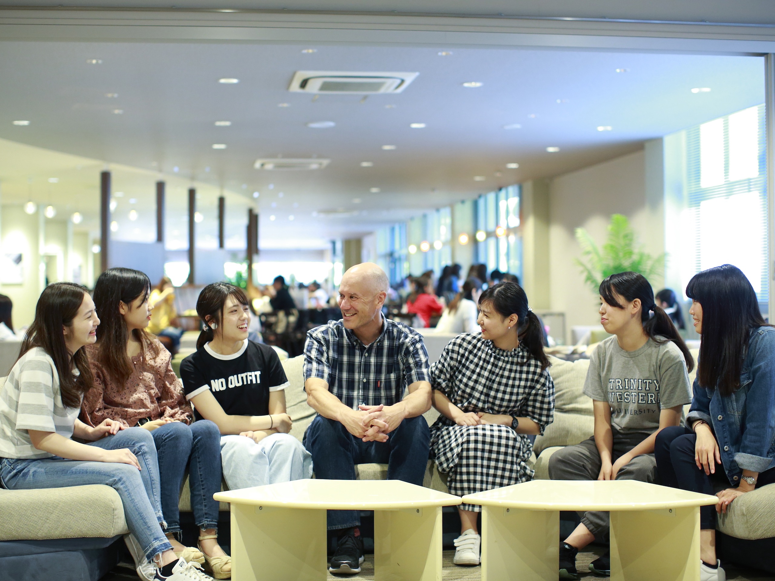 「イングリッシュラウンジ」内では全て英語でコミュニケーション！学生企画のさまざまなイベントも行っています。