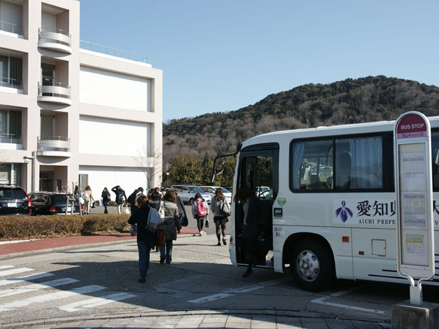 JR中央本線・愛知環状鉄道「高蔵寺」駅下車、スクールバス約５分