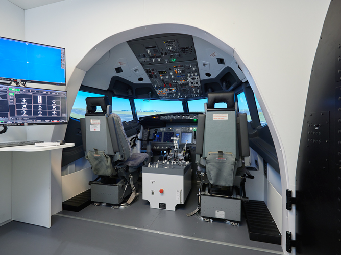 航空・マネジメント学群のシンボルB737FTD(多摩キャンパス）
